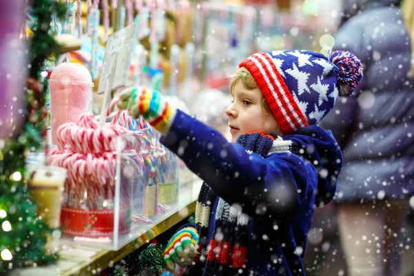 Şeker kamışı ile küçük çocuk çocuk Noel pazarı üzerinde durmak — Stok fotoğraf