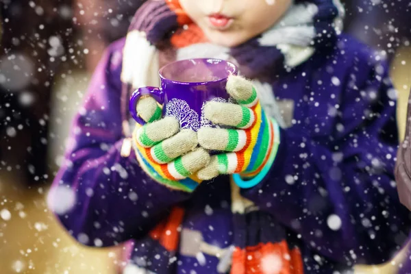 Jongen-jongetje met warme chocolademelk op kerstmarkt — Stockfoto