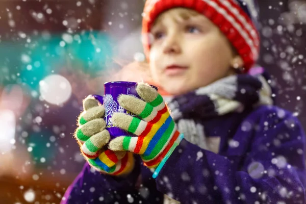 Μικρό παιδί αγόρι με ζεστή σοκολάτα στην Χριστουγεννιάτικη αγορά — Φωτογραφία Αρχείου