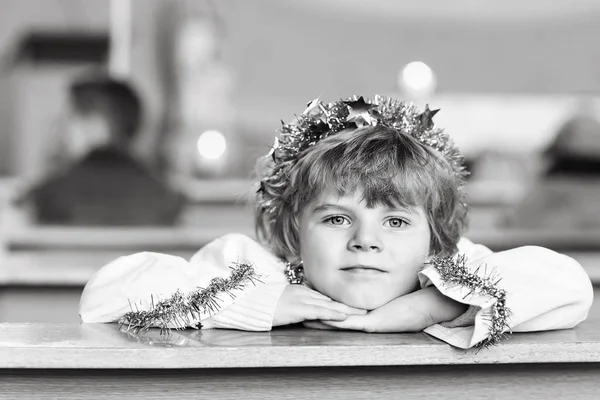 Dítě chlapec v kostele na Štědrý den — Stock fotografie