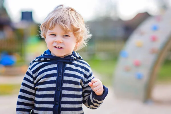 Retrato de criança menino se divertindo no parque infantil ao ar livre — Fotografia de Stock