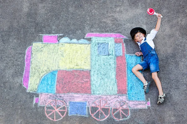 Mały chłopiec dziecko zabawy z pociągu chalks obraz — Zdjęcie stockowe