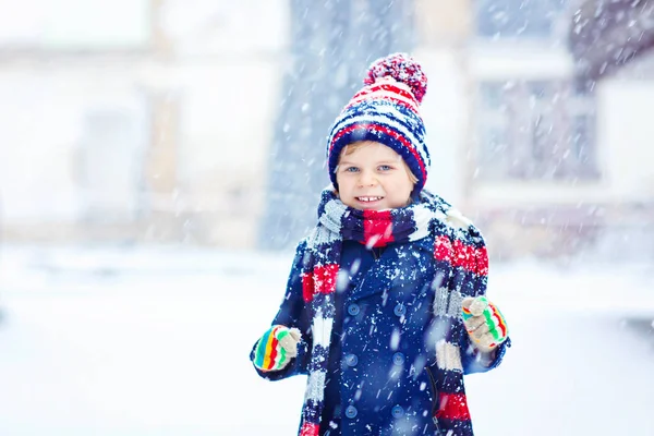 Щасливий хлопчик розважається зі снігом взимку — стокове фото