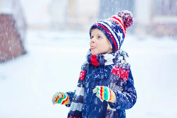 Menino feliz se divertindo com neve no inverno — Fotografia de Stock