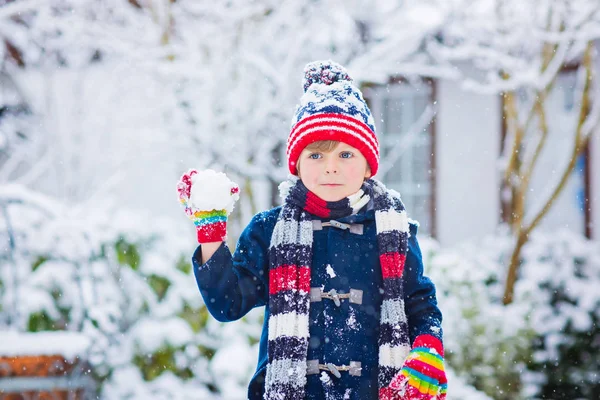 Happy kid boy having fun with snow in winter — Stock Photo, Image