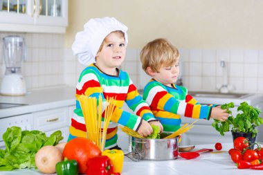İki küçük sebzeli makarna pişirme çocuklar çocuk