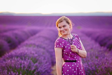 Lavanta alanları, romantik kadın tatil Provence sahip,