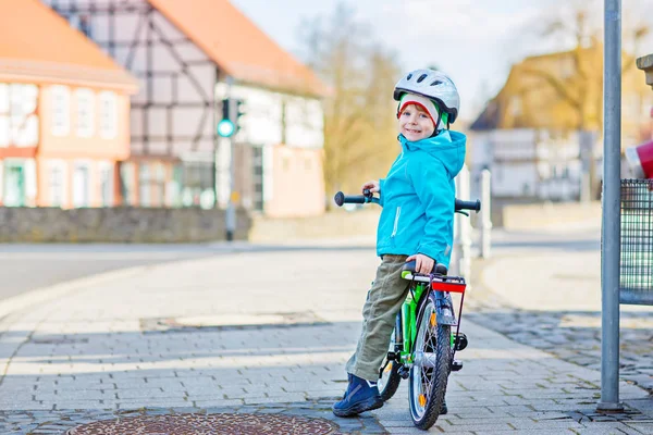 Pequeño niño en edad preescolar montar en bicicleta — Foto de Stock