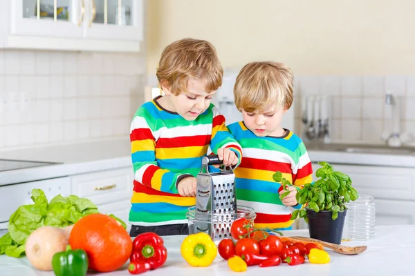 Dos niños haciendo ensalada con verduras — Foto de Stock