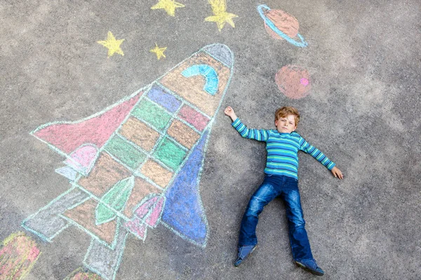 Pequeño niño volando por un transbordador espacial tiza imagen —  Fotos de Stock