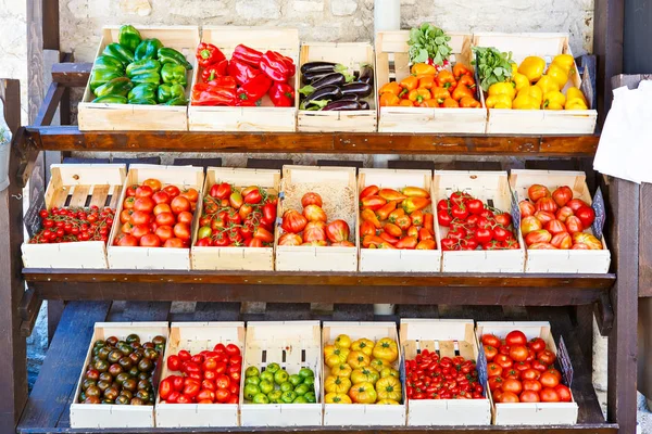 Organický čerstvá rajčata ze středomořských farmářský trh ve Španělsku — Stock fotografie