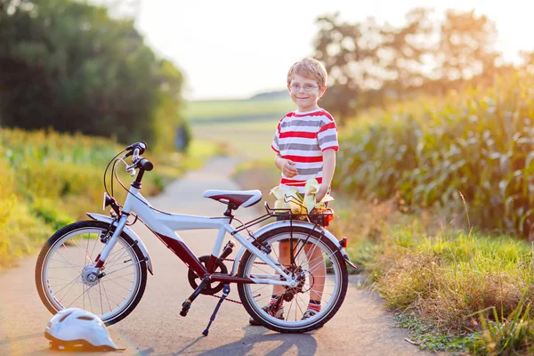 Sjoel jongen jongen met plezier met paardrijden van fiets — Stockfoto