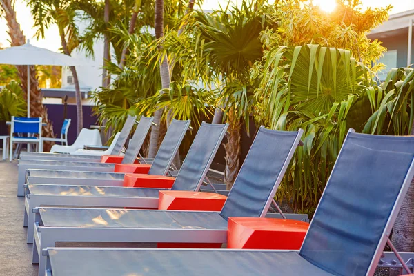 Tropical resort med chaise longs och hängmattor — Stockfoto