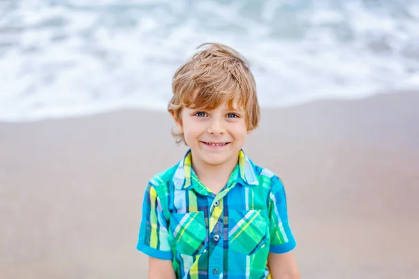 海のビーチで子供男の子 — ストック写真
