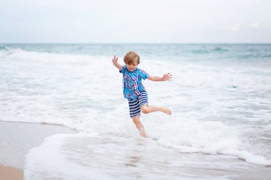 küçük çocuk çocuk okyanus plaj