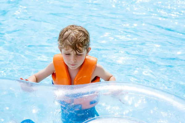 Kind in waterpark rijden op dia — Stockfoto