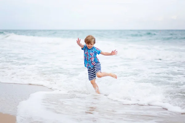 Маленький мальчик на берегу океана — стоковое фото