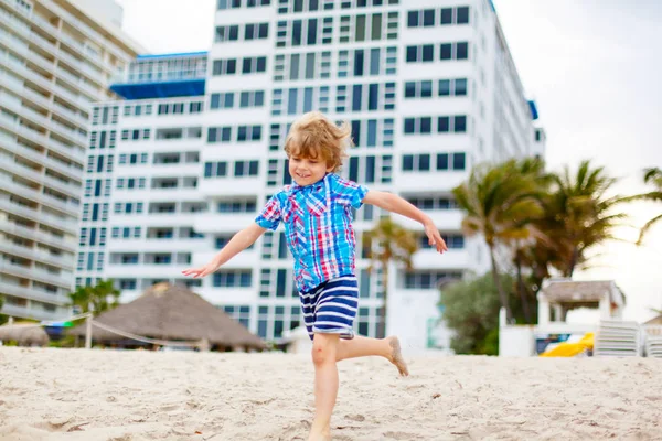 小家伙在海洋沙滩上的男孩 — 图库照片