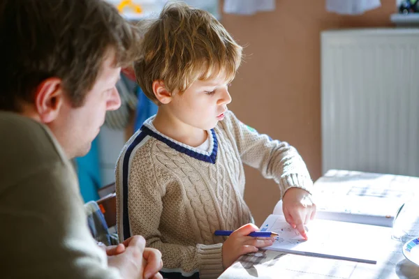 Niño de la escuela feliz y padre en casa haciendo tarea — Foto de Stock