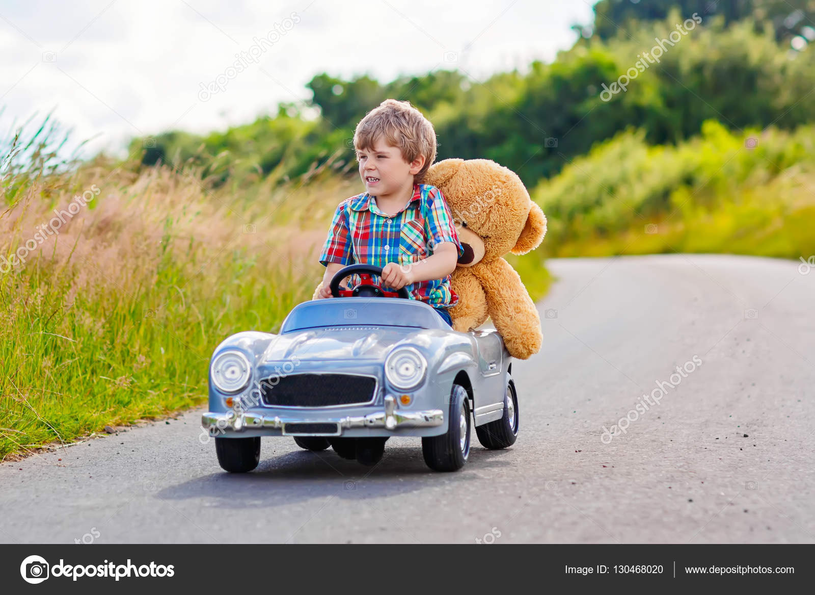 Bebê De 1 Ano De Idade Da Rússia Andando Num Carro De Brinquedo Pequeno E  Colorido No Local De Jogo Na Hora Do Dia Imagem de Stock - Imagem de  sorriso, taiwanês: 185423211