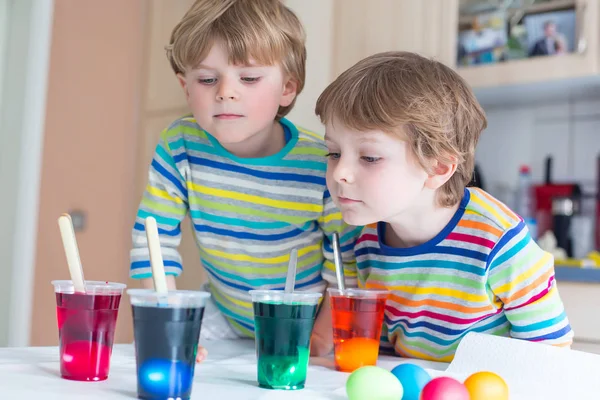 Δύο ξανθιά παιδάκι αγόρια αυγά χρωματισμό για διακοπές το Πάσχα — Φωτογραφία Αρχείου