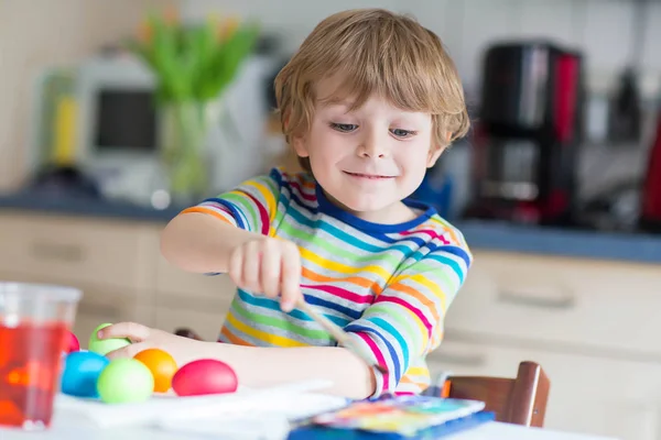 Bambino bambino colorare le uova per le vacanze di Pasqua — Foto Stock