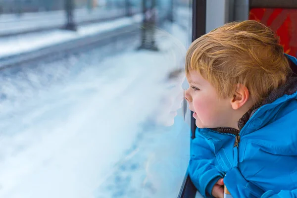 電車の窓の外を見てかわいい幼児男の子 — ストック写真