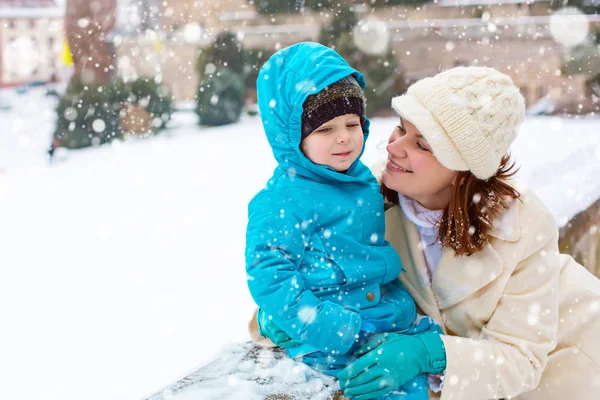 Little toddler kid boy and mother having fun with snow on winter day — Stock Photo, Image