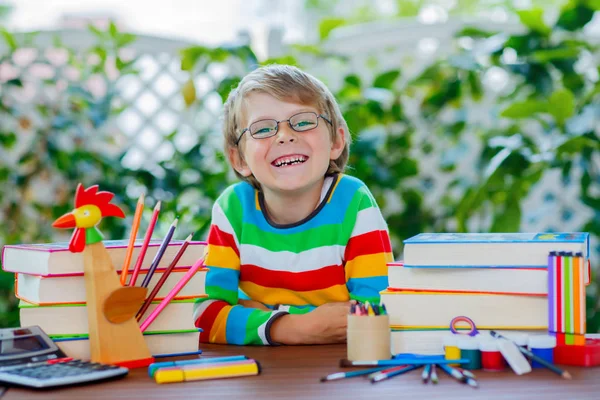 学校的孩子男孩戴着眼镜，拿着蜡笔 — 图库照片