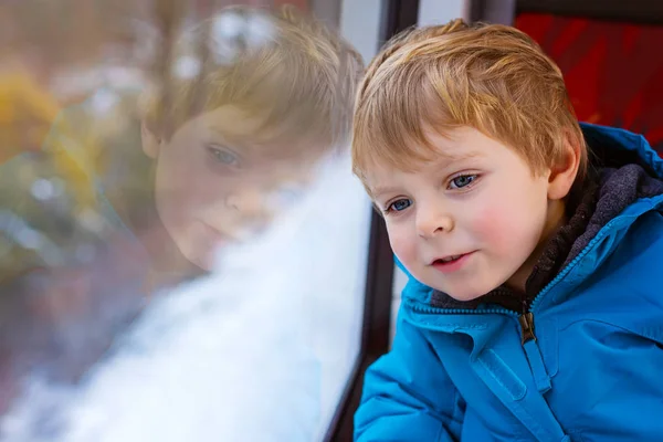 Carino poco bambino ragazzo guardando fuori treno finestra — Foto Stock