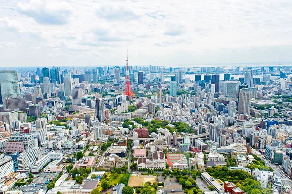 Pohled shora na Tokyo Tower s mrakodrapy v Japonsku — Stock fotografie