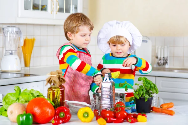 Zwei kleine Jungen machen Salat mit Gemüse — Stockfoto