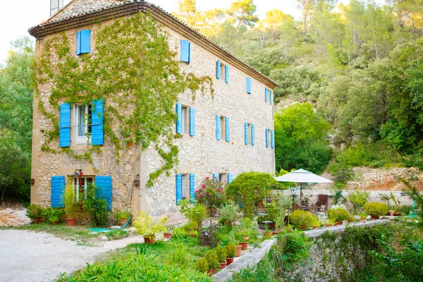 V důsledku toho v typické městečko v Provence, Francie — Stock fotografie