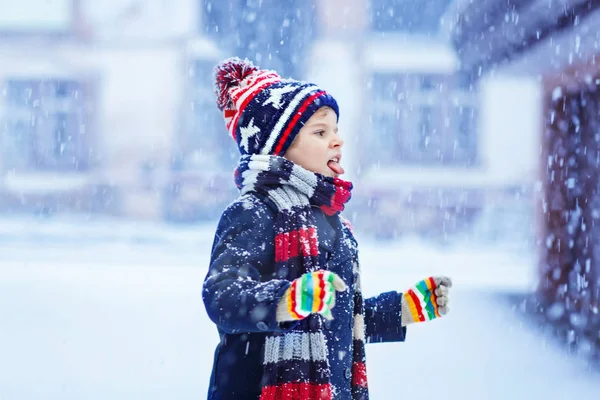 Ragazzo felice divertirsi con la neve in inverno — Foto Stock