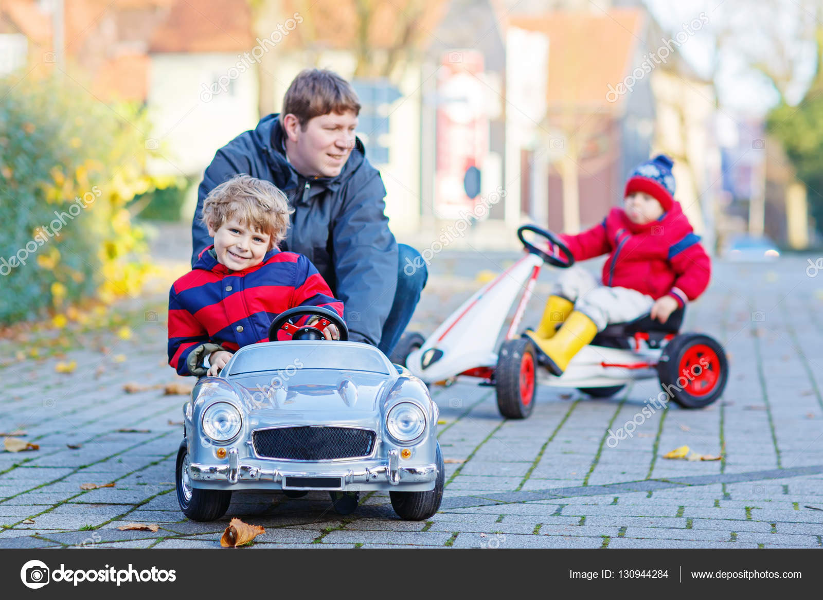 Banco de imagens : grama, ao ar livre, carro, Garoto, criança
