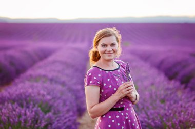 Lavanta alanları, romantik kadın tatil Provence sahip,