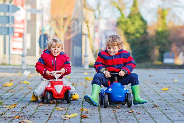 Duas crianças meninos brincando com carros de brinquedo, ao ar livre — Fotografia de Stock