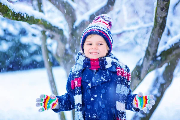 Niño feliz divirtiéndose con nieve en invierno — Foto de Stock