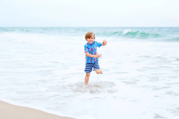 Μικρό παιδί αγόρι στην παραλία του ωκεανού — Φωτογραφία Αρχείου