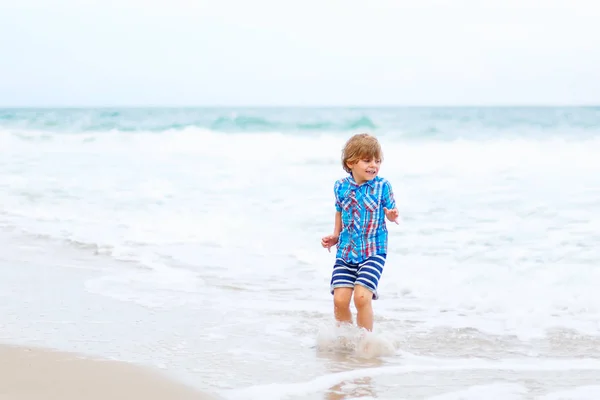 Mały chłopiec dziecko na plaży oceanu — Zdjęcie stockowe