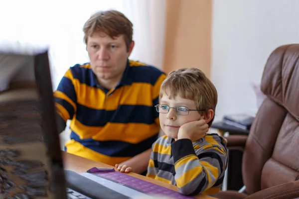 Far och liten unge pojke inlärning och att göra skolan läxor på dator — Stockfoto