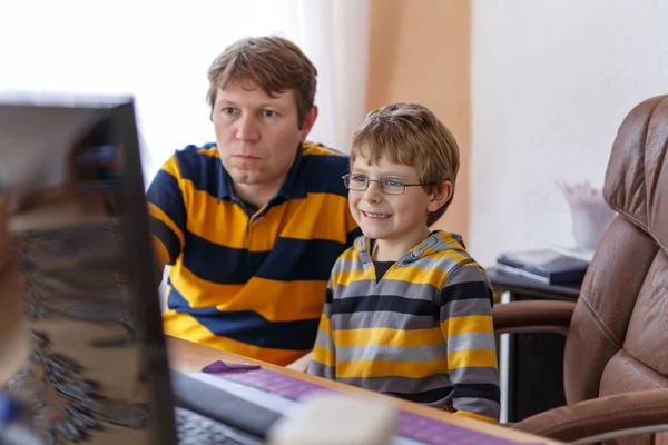 Father and little kid boy learning and making school homework on computer — Stock Photo, Image