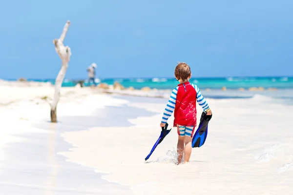 Küçük sarışın çocuk çocuk tropikal Maldivler plaj üzerinde eğleniyor — Stok fotoğraf