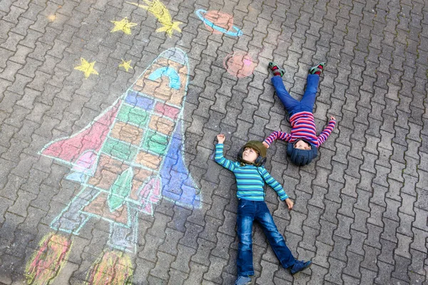 Little kid boy flying by a space shuttle chalks picture — Stock Photo, Image