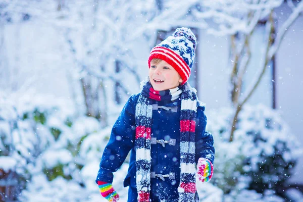 Menino feliz se divertindo com neve no inverno — Fotografia de Stock