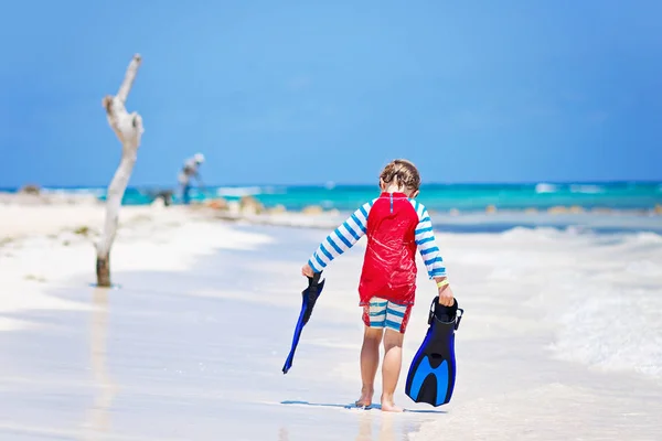 Niño rubio divirtiéndose en la playa tropical de Maldivas —  Fotos de Stock