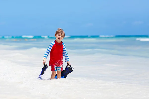 열 대 해변의 몰디브에 재미 작은 금발 아이 보 — 스톡 사진