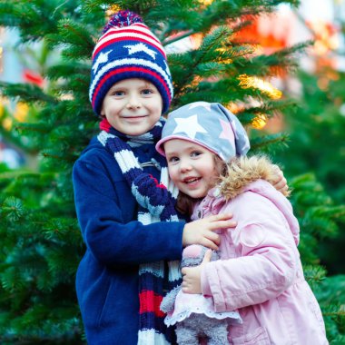 İki küçük çocuk Noel piyasasında sarılma