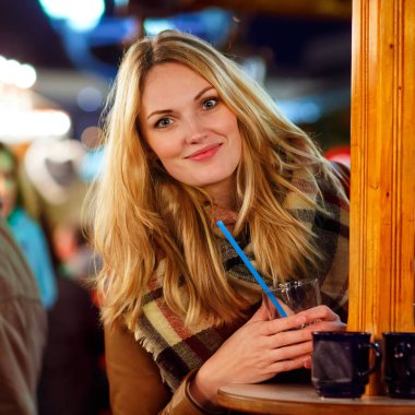 Alman noeli piyasada sıcak panç içiyoruz kadın.