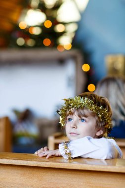 Noel hikaye kilisede bir melek oynarken küçük çocuk çocuk